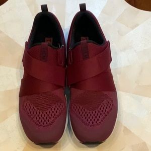 Tiem cycle shoes, burgundy, size 9.5